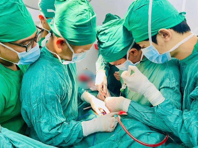Các bác sĩ thực hiện ca phẫu thuật cho bệnh nhân bị vỡ tim. Ảnh SKĐS