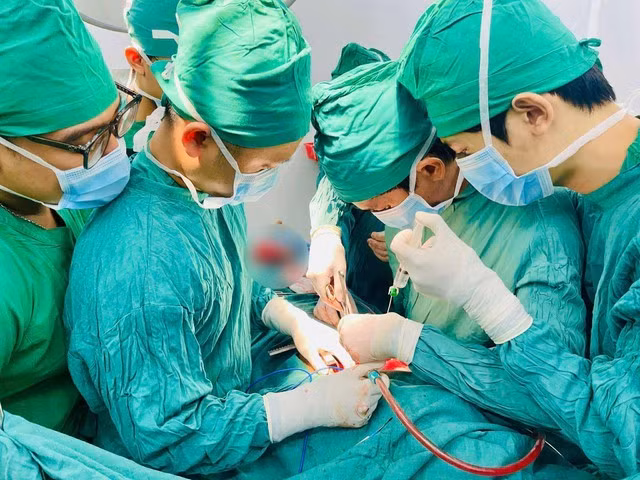Các bác sĩ thực hiện ca phẫu thuật cho bệnh nhân bị vỡ tim. Ảnh SKĐS