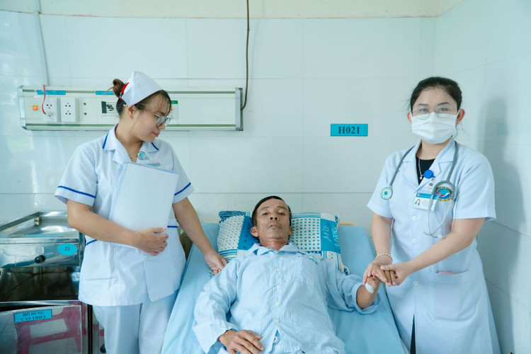 Người bệnh P.L. (58 tuổi, trú xã Tam Anh, TP Đà Nẵng) tụt huyết áp, khó thở sau khi bị kiến ba khoang cắn khắp người đã được cứu sống thành công/Ảnh bvtwqn.vn