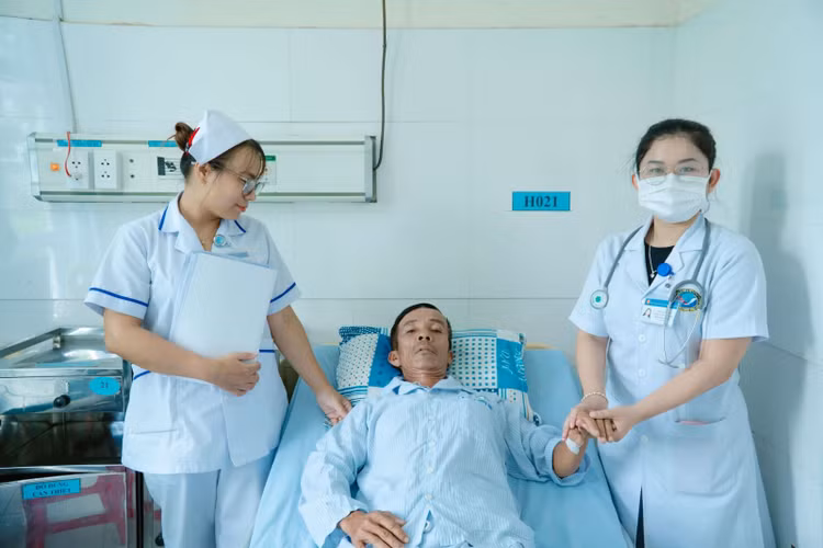 Người bệnh P.L. (58 tuổi, trú xã Tam Anh, TP Đà Nẵng) tụt huyết áp, khó thở sau khi bị kiến ba khoang cắn khắp người đã được cứu sống thành công/Ảnh bvtwqn.vn