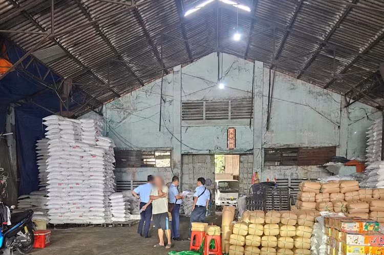 Toàn cảnh kho hàng có dấu hiệu vi phạm/ Ảnh DMS