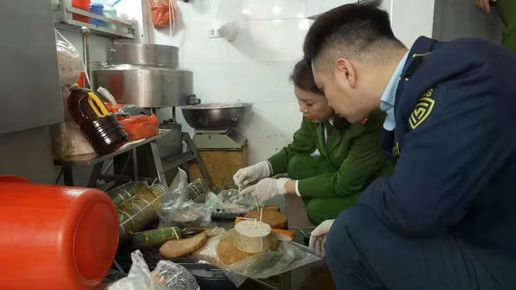 Lực lượng chức năng kiểm tra các sản phẩm tại cơ sở. Ảnh CA/Nguồn VTV