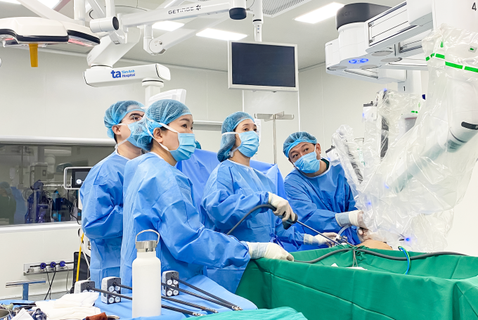 Bác sĩ Liên (thứ hai từ phải qua) cùng ê-kíp phẫu thuật nội soi bằng robot cho chị Ngọc. Ảnh: Bệnh viện Đa khoa Tâm Anh