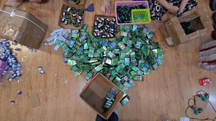 Công an thu giữ gần 70.000 chai dầu Con Ó giả nhãn hiệu “Eagle Brand Medicated Oil” của Singapore/ Ảnh: CACC