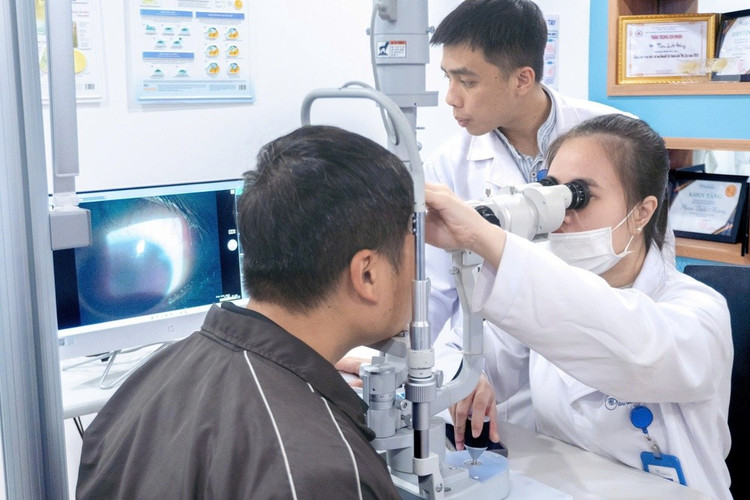 Bác sĩ Nội trú Trần Thị Khánh Linh – Phó Giám Đốc chuyên môn Bệnh viện đang thăm khám lại cho bệnh nhân sau khi khâu giác mạc - củng mạc cấp cứu (Ảnh: Bệnh viện Mắt Sài Gòn Đà Lạt)