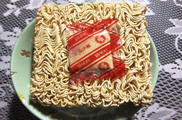 Gói gia vị trong mì ăn liền thường chứa rất nhiều bột ngọt và muối có hại cho sức khỏe. Ảnh minh họa/nguồn Internet