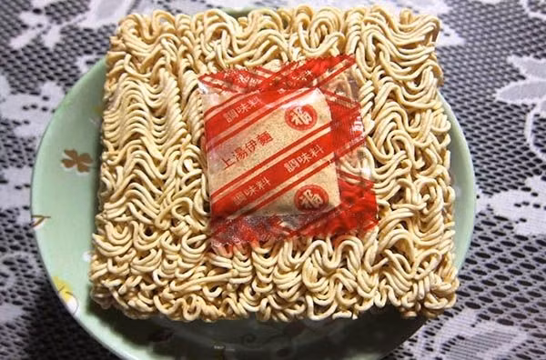 Gói gia vị trong mì ăn liền thường chứa rất nhiều bột ngọt và muối có hại cho sức khỏe. Ảnh minh họa/nguồn Internet