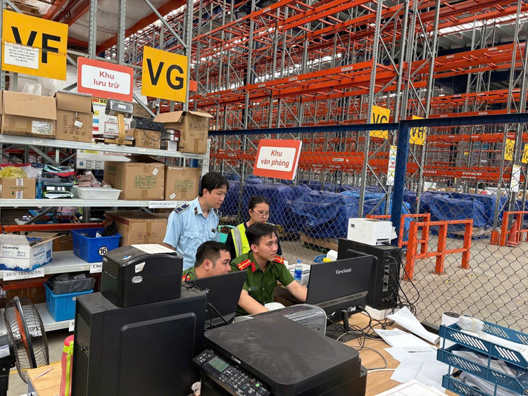 Gần 226.000 sản phẩm hàng hóa các loại bị tạm giữ tại Công ty Cổ phần Chuỗi cung ứng Thương mại Á Châu - (Ảnh dms)