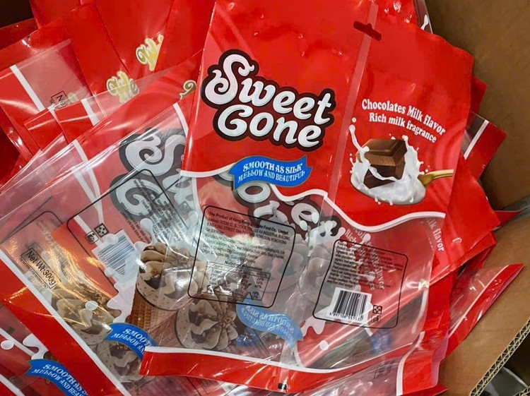 Sản phẩm kẹo giả đóng mác nước ngoài được cơ quan chức năng thu giữ. Ảnh: TD/HNM