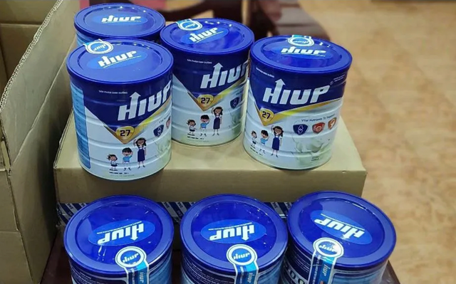 Sản phẩm sữa HIUP 27 được xác định là hàng giả. Ảnh VTV