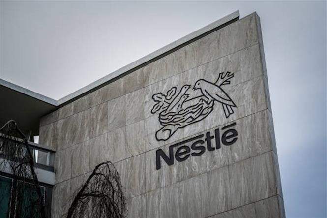 Biểu tượng Nestle ở trụ sở tập đoàn tại Thụy Sĩ. Ảnh: Getty Images/TTXVN