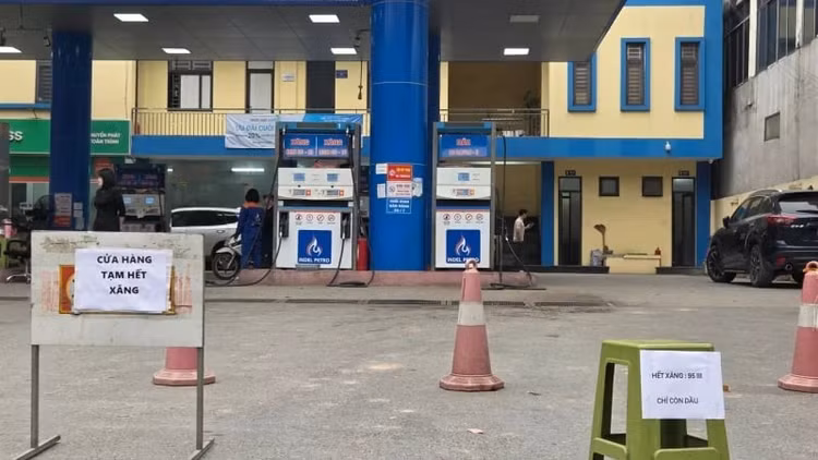 Nhu cầu mua xăng dầu tại Hà Nội tăng mạnh đầu tháng 3 khiến 17 cửa hàng tạm dừng bán hoặc hết hàng. Cơ quan quản lý xác định các trường hợp đều có lý do chính đáng. Ảnh danviet.vn