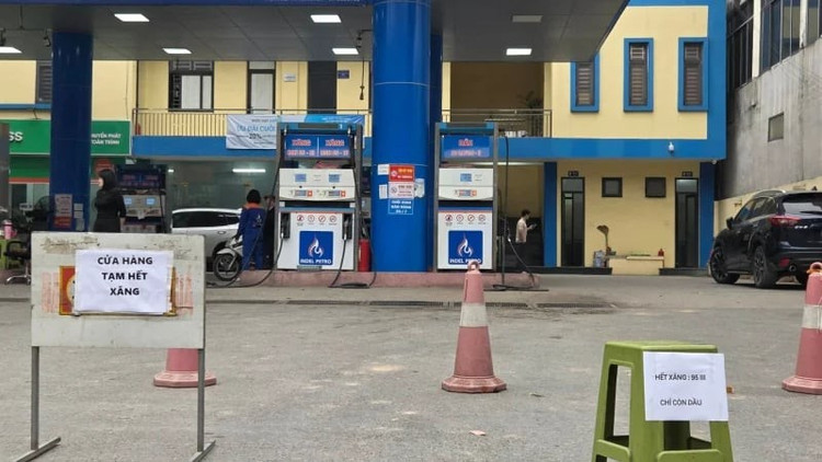 Nhu cầu mua xăng dầu tại Hà Nội tăng mạnh đầu tháng 3 khiến 17 cửa hàng tạm dừng bán hoặc hết hàng. Cơ quan quản lý xác định các trường hợp đều có lý do chính đáng. Ảnh danviet.vn