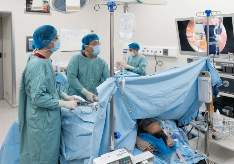 Các bác sĩ mổ cho bệnh nhân S. Ảnh BV