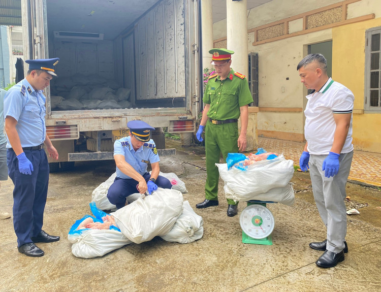 Lực lượng chức năng kiểm tra hàng hóa vi phạm/Ảnh DMS