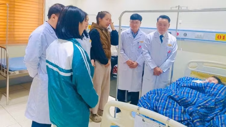 Cháu bé 7 tuổi bị vùi lấp được phát hiện kịp thời và đang cấp cứu, điều trị. Ảnh plo