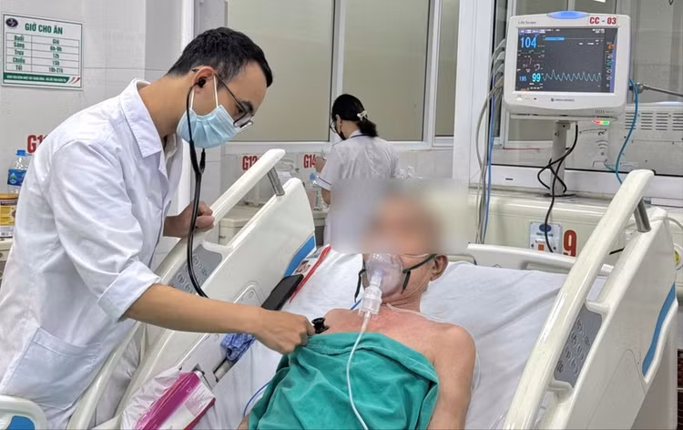 Bác sĩ khoa Cấp cứu đang điều trị cho bệnh nhân mắc cúm B biến chứng nặng. Ảnh BV
