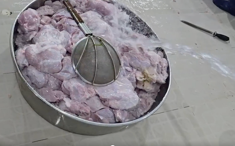 Hình ảnh phản ánh Sago Food dùng thịt nghi hết hạn chế biến bữa ăn cho học sinh. Ảnh Báo Dân Việt