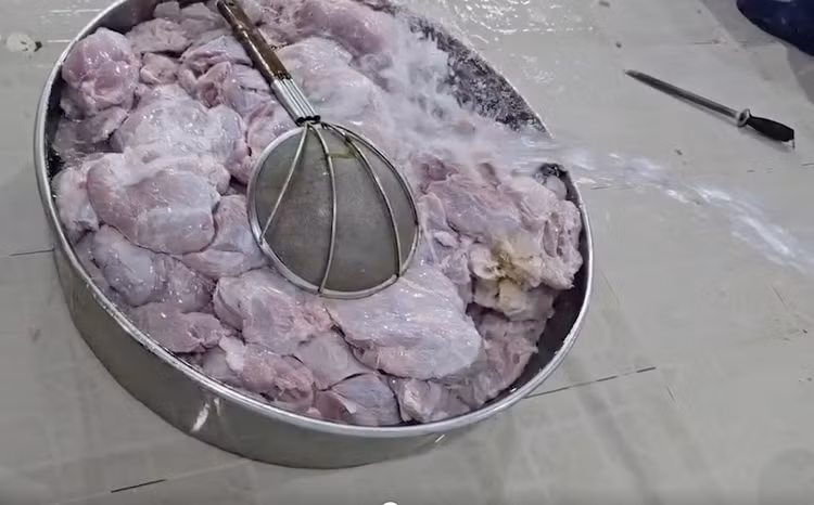 Hình ảnh phản ánh Sago Food dùng thịt nghi hết hạn chế biến bữa ăn cho học sinh. Ảnh Báo Dân Việt