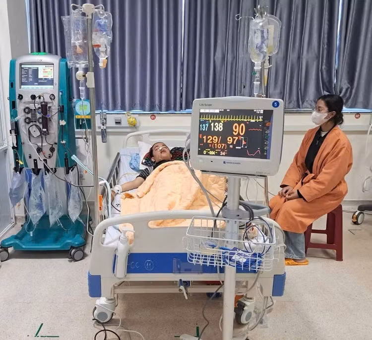 Qua lọc máu liên tục (CRRT), bệnh nhân N.Đ.D. đang dần ổn định sức khỏe. Ảnh: CTV/Nguồn baogialai.com.vn