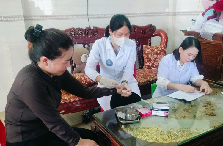 Ngành Y tế lấy lam máu của các thành viên trong gia đình và hộ dân khu vực liền kề để làm xét nghiệm tìm ký sinh trùng sốt rét/Ảnh soyte.hatinh.gov.vn