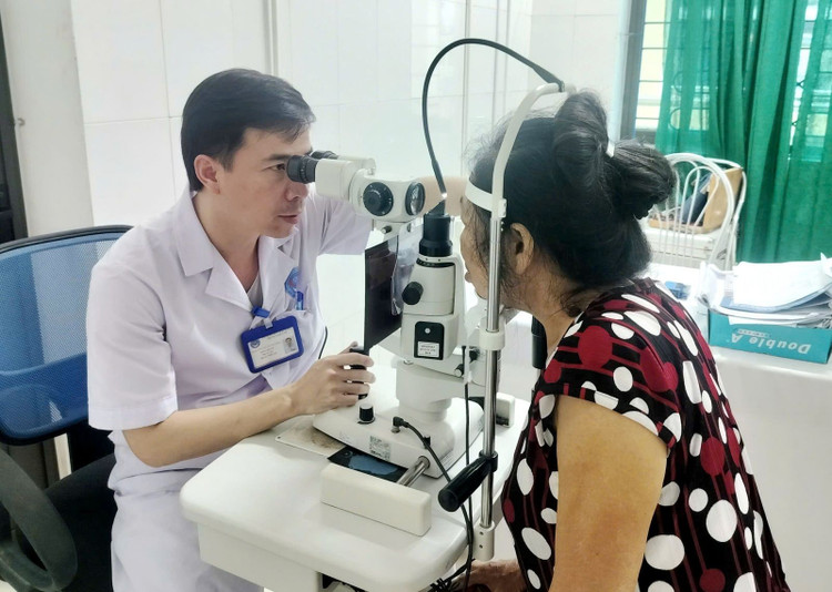 Bác sĩ Trung tâm Y tế Thạch Hà kiểm tra mắt cho bệnh nhân N.T.L sau 4 ngày điều trị/ Ảnh Sở Y tế Hà Tĩnh