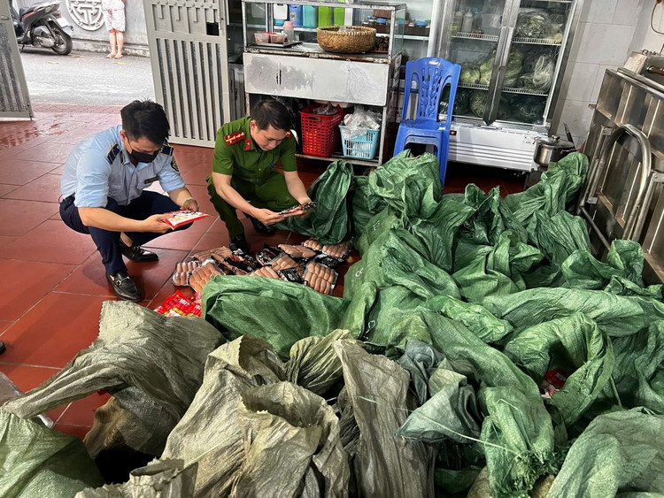 Lực lượng CATP Hà Nội phối hợp với đơn vị liên quan kiểm tra lô hàng. Ảnh phapluatplus