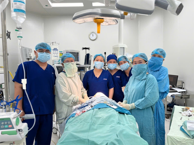 Bác sĩ Bệnh viện Nhi Đồng 1 kết hợp liên chuyên khoa phẫu thuật cho bé trai bị chó cắn. Ảnh BV