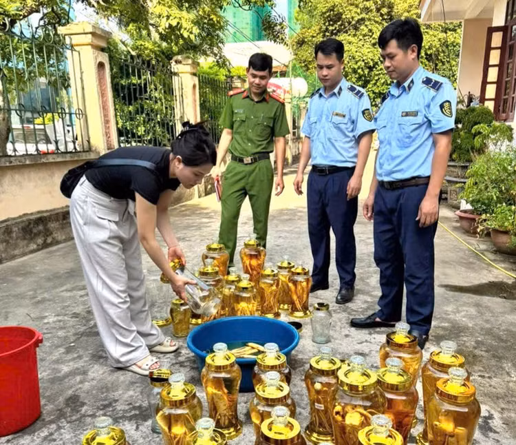 Lực lượng chức năng giám sát việc tiêu hủy tang vật vi phạm