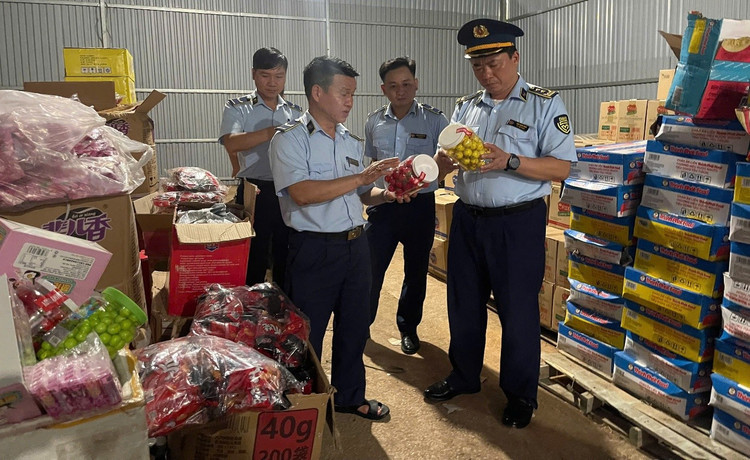 Đồng chí Trần Mạnh Hùng, Chi cục trưởng chỉ đạo công chức Đội QLTT số 1 kiểm tra hàng hóa vi phạm.