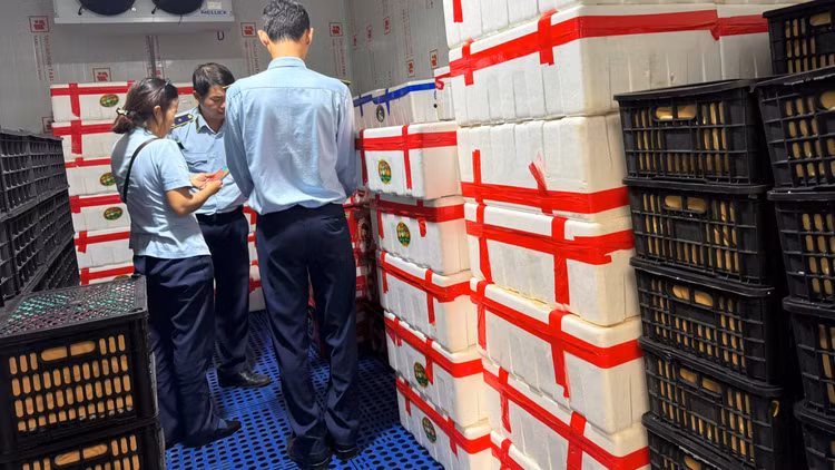 Đội Quản lý thị trường số 4 kiểm tra tại hộ kinh doanh. Ảnh DMS