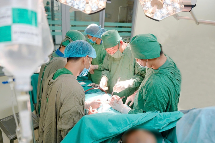 Phẫu thuật ung thư buồng trứng giai đoạn muộn tại Bệnh viện Đa khoa Thái Bình. Ảnh BV