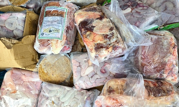 Gần 270 kg thực phẩm các loại không rõ nguồn gốc bị lực lượng chức năng thu giữ (Ảnh NLĐ)