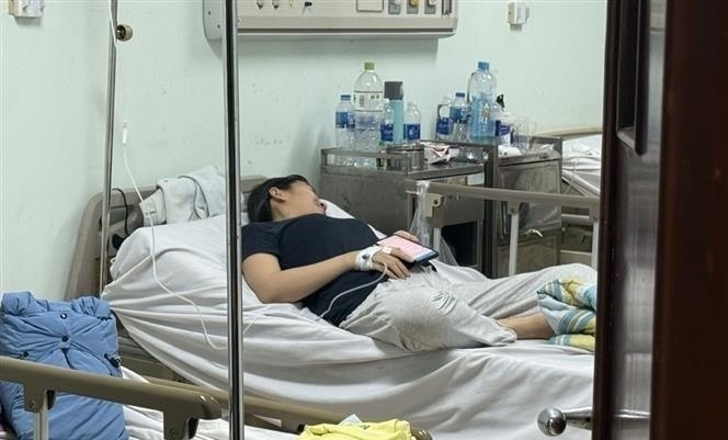 Bệnh nhân nghi ngộ độc thực phẩm sau khi dự bữa tiệc tất niên đang điều trị tại Bệnh viện Đa khoa Bà Rịa. Ảnh: TTXVN