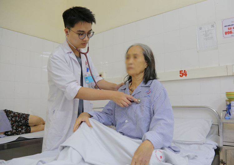 Bác sĩ khoa Tim mạch thăm khám lại cho bệnh nhân bị kẹt van tim nhân tạo do huyết khối. Ảnh Bệnh viện Đa khoa tỉnh Quảng Ninh