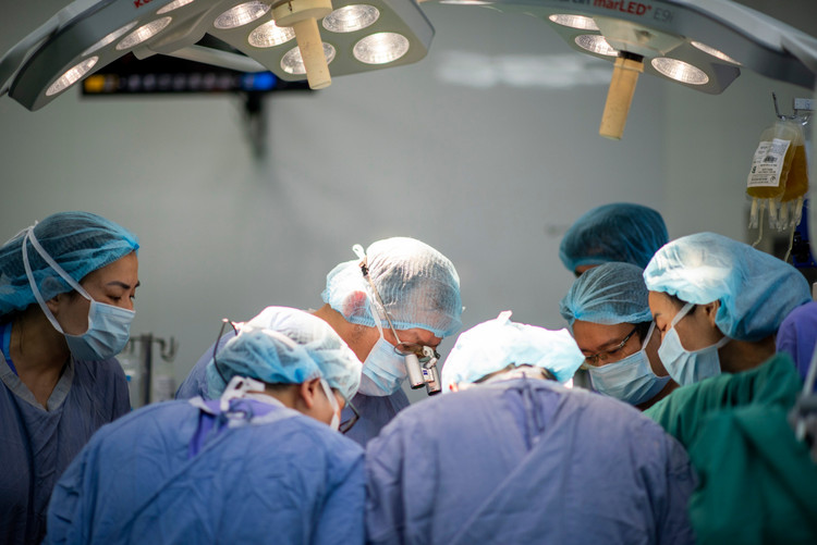 16 ca ghép xuyên ngày đêm của các y bác sĩ đã hồi sinh cuộc đời từ sự cho đi cao cả của 3 người chết não. Ảnh: Bống Vũ/Nguồn SKĐS