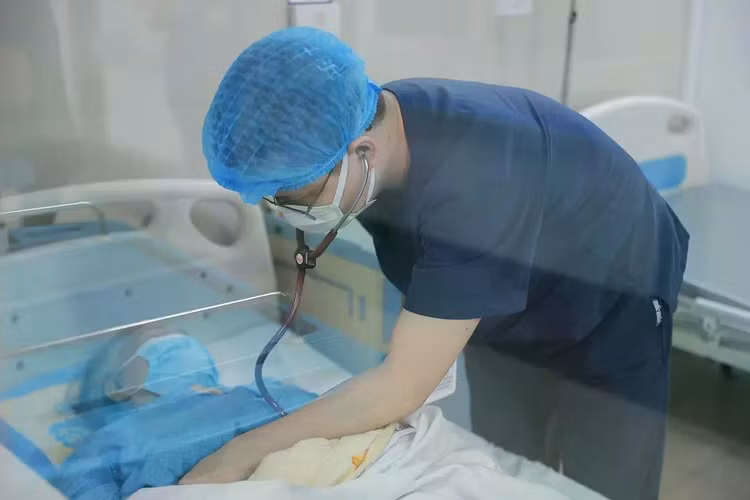 Bệnh nhân Covid-19 đang được điều trị tại Bệnh viện Thanh Nhàn. (Ảnh hanoionline.vn)