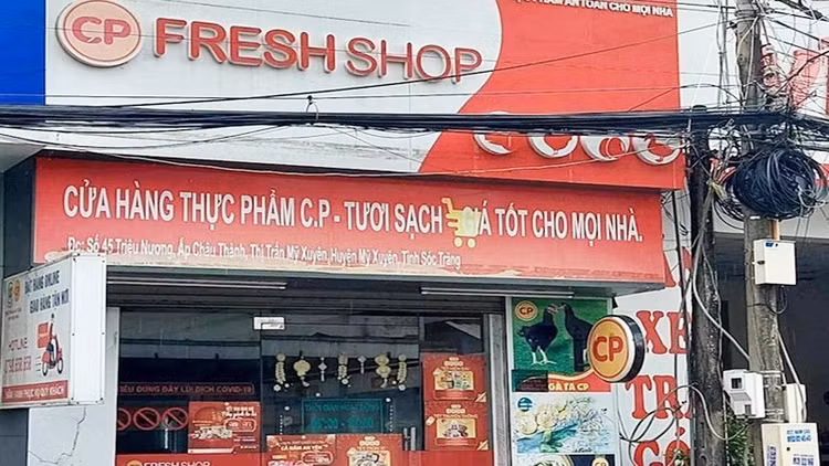 Một cửa hàng kinh doanh thực phẩm vi phạm giấy chứng nhận an toàn thực phẩm hết hạn/ Ảnh ND