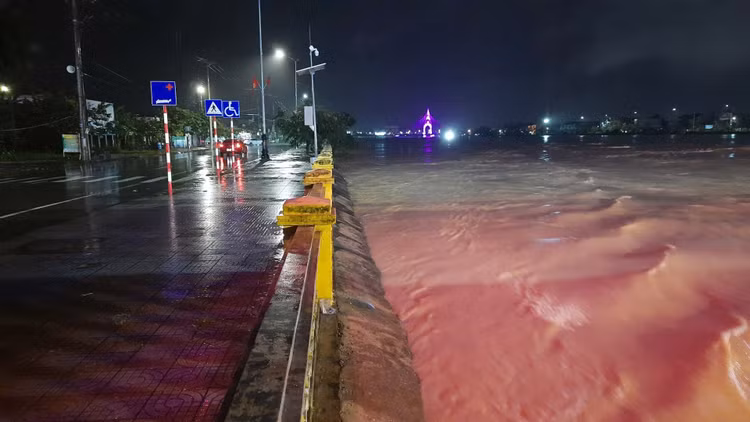 Nước sông Hiếu qua khu vực phường Đông Hà dâng nhanh, chảy xiết. Đến 21h30, nước sông Hiếu đã khiến một số đoạn đường Hoàng Diệu, Bà Triệu bị ngập. Ảnh: Ngọc Vũ.