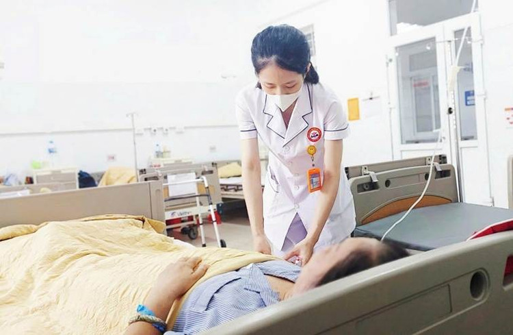 Bác sĩ kiểm tra tình trạng bệnh nhân. Ảnh: BVCC