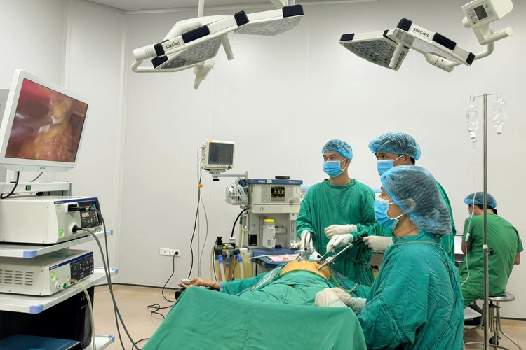 Các bác sĩ tiến hành phẫu thuật lấy dị vật cây tăm nhọn ra khỏi đại tràng nạn nhân T. Ảnh tienphong.vn