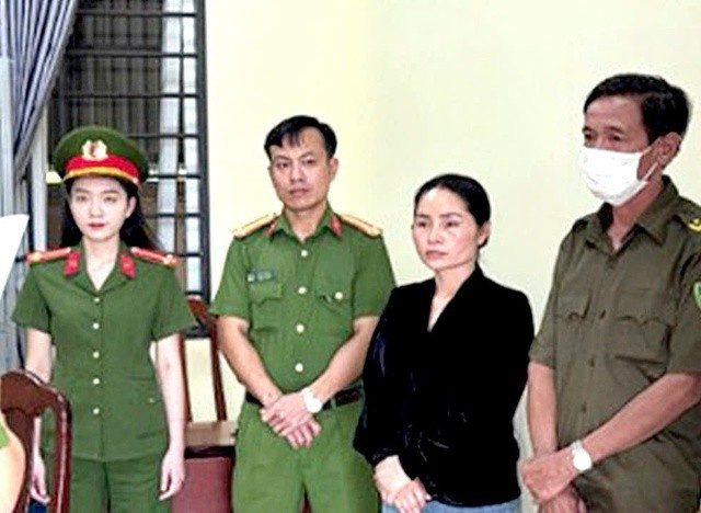 Đối tượng Hợi nghe lệnh bắt giam. Ảnh: CA.