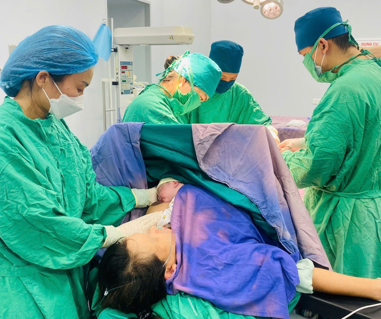 Bs.CKII Trần Thị Huyền, Trưởng khoa Phụ sản cùng các bác sĩ, hộ sinh của cơ sở 2 thực hiện phẫu thuật cho sản phụ dọa vỡ tử cung. Ảnh BV