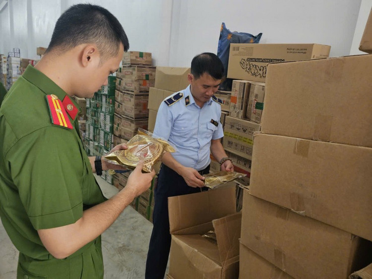 Lực lượng chức năng Hà Nội đang kiểm tra hàng hóa vi phạm. Ảnh tapchicongthuong.vn
