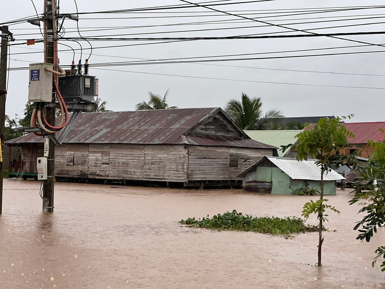Tình hình ngập lụt xảy ra rất nghiêm trọng ở Phú Yên cũ, Bình Định cũ và Khánh Hoà. Ảnh tienphong.vn