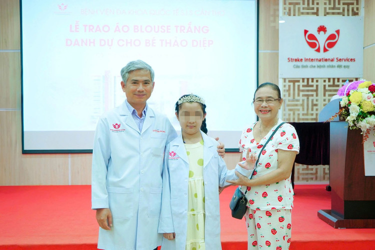 Như một món quà động viên tinh thần giúp trẻ viết tiếp ước mơ làm bác sĩ, trong lần tái khám vừa qua TS.BS Trần Chí Cường đã trao tặng bé D. chiếc áo blouse trắng. Ảnh tienphong.vn