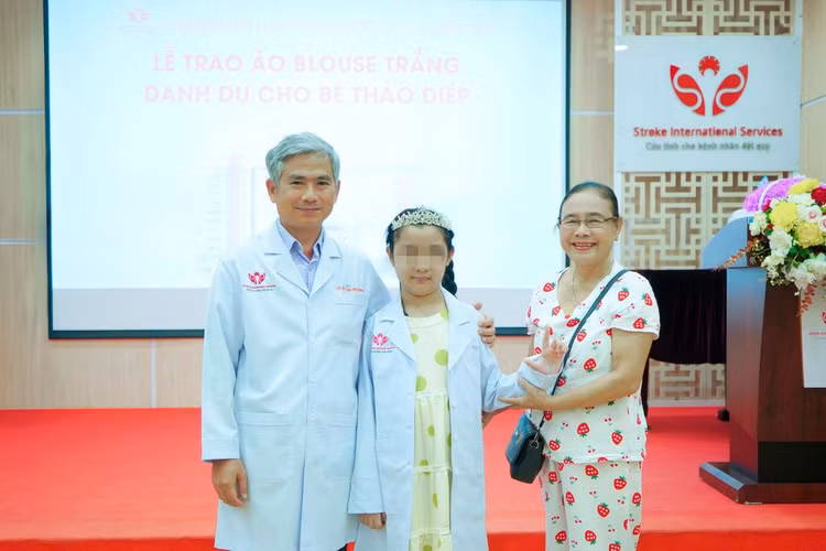 Như một món quà động viên tinh thần giúp trẻ viết tiếp ước mơ làm bác sĩ, trong lần tái khám vừa qua TS.BS Trần Chí Cường đã trao tặng bé D. chiếc áo blouse trắng. Ảnh tienphong.vn