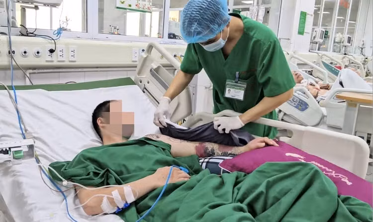 Nhiều bệnh nhân bị biến chứng nặng vì sốt xuất huyết/ Ảnh LĐTĐ