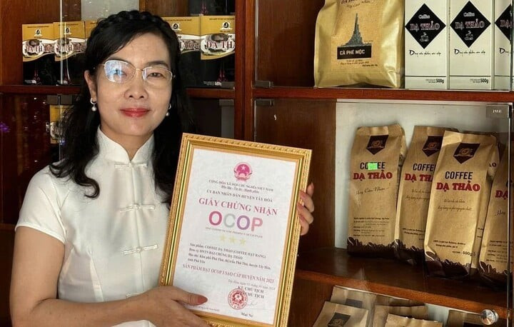Sản phẩm cà phê Dạ Thảo được trao giấy chứng nhận OCOP 3 sao cấp huyện.