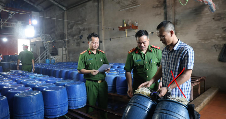 Chủ cơ sở sản xuất giá đỗ Nguyễn Văn Tân (áo kẻ)/Ảnh: Bộ Công an.